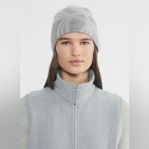 Aritzia TNA Golden Short Skull Beanie | Heather Chrome/ Heather Cloud White